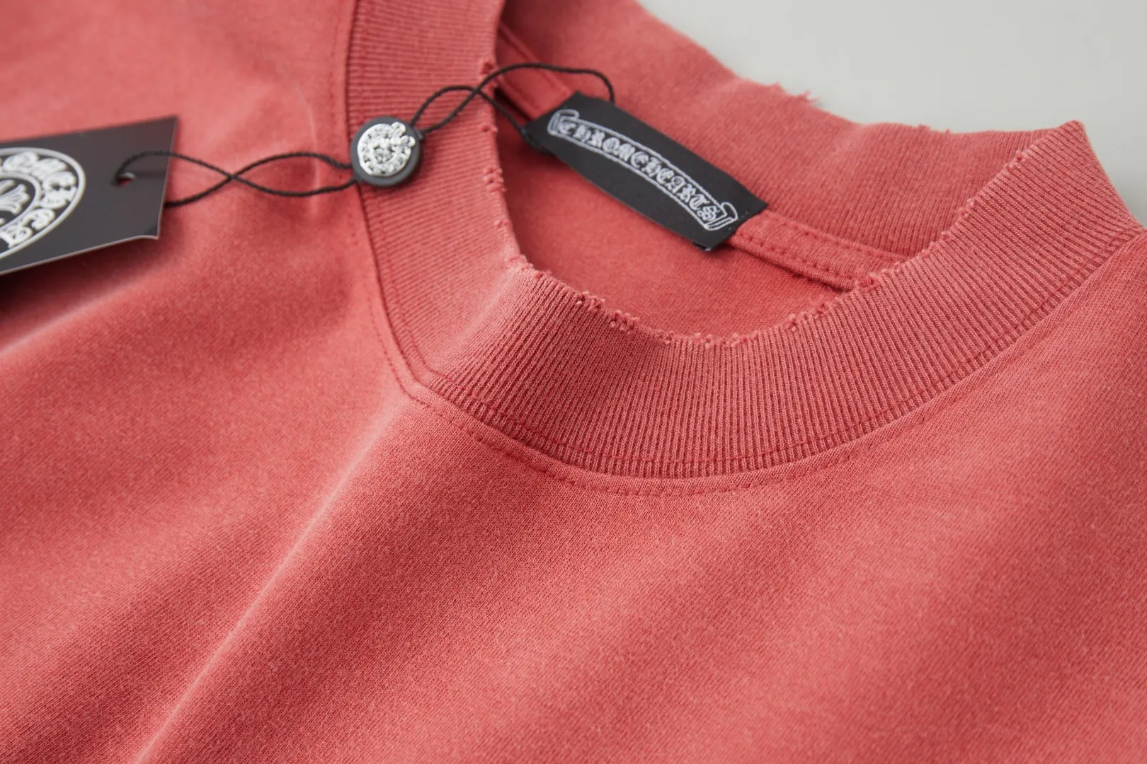 🅿️230 ✨CH✨🆕25SS spring and summer new style ✝Fresh rhinestone short sleeves Light luxury essential item for daily commuting for men and women Correct version Welcome to compare Detailed features · 280g 100% pure cotton double yarn jersey fabric · Custom dyed in the same vat, special thickened 32 count double-ply 1X1 thread · Imported Australian pearlescent diamonds✝patterns➕hardware nuts are stamped at high temperature. Ready-made garments are dyed, then faded, fried snowflakes and frayed, then washed to make them look old. General washing improves the effect · Double-needle stitching and seam-crossing process · Original main mark washed tag brand moisture-proof paper packaging Color: black/gray/orange/blue Size: S/M/L/XL